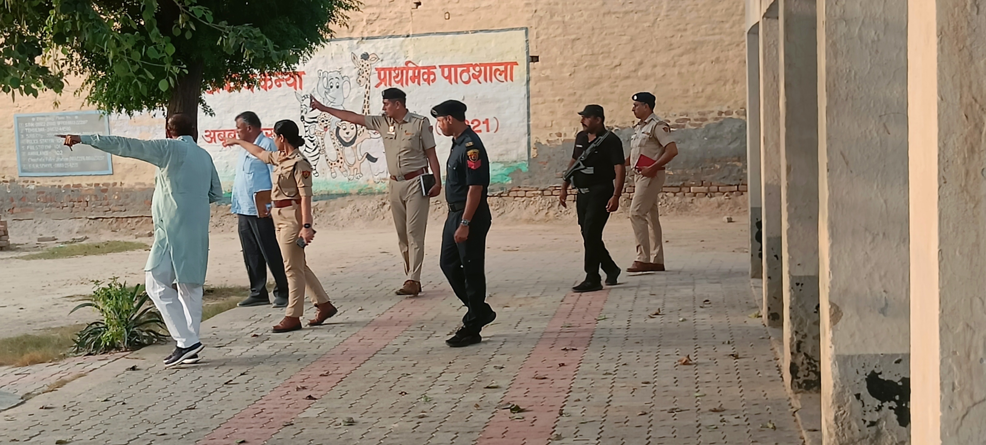 पुलिस अधीक्षक ने लिया मतदान बूथों की सुरक्षा का जायजा लेते पुलिस अधीक्षक ने लिया मतदान बूथों की सुरक्षा का जायजा लेते