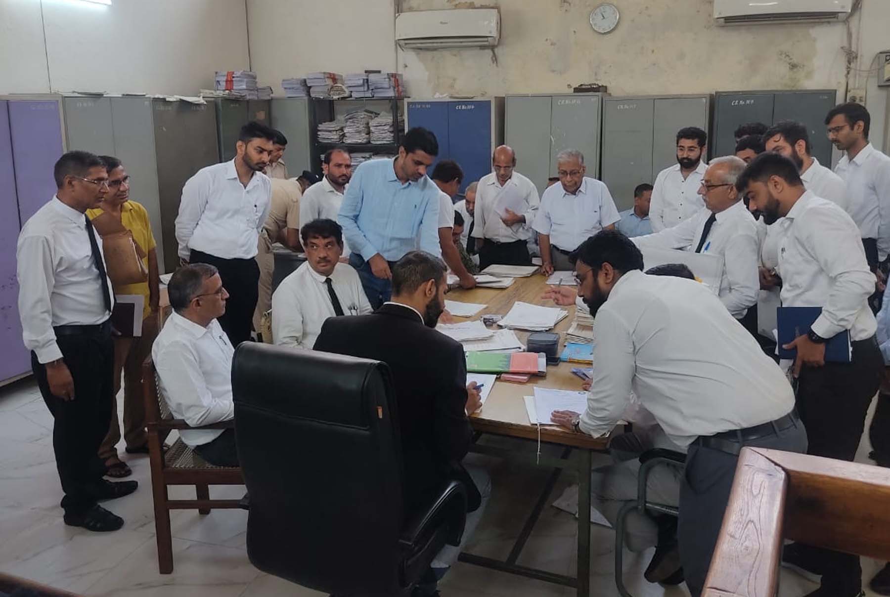 फोटो नंबर-06: गुरुग्राम में राष्ट्रीय लोक अदालत में केसों की सुनवाई करते न्यायाधीश। फोटो नंबर-06: गुरुग्राम में राष्ट्रीय लोक अदालत में केसों की सुनवाई करते न्यायाधीश।