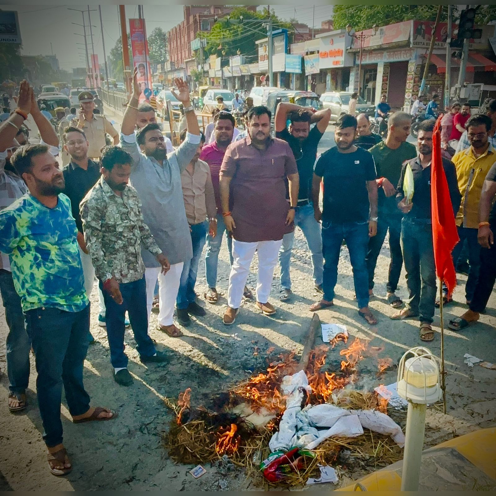 अखिलेश यादव का पुतला जलाते भाजयुमो के कार्यकर्ता अखिलेश यादव का पुतला जलाते भाजयुमो के कार्यकर्ता