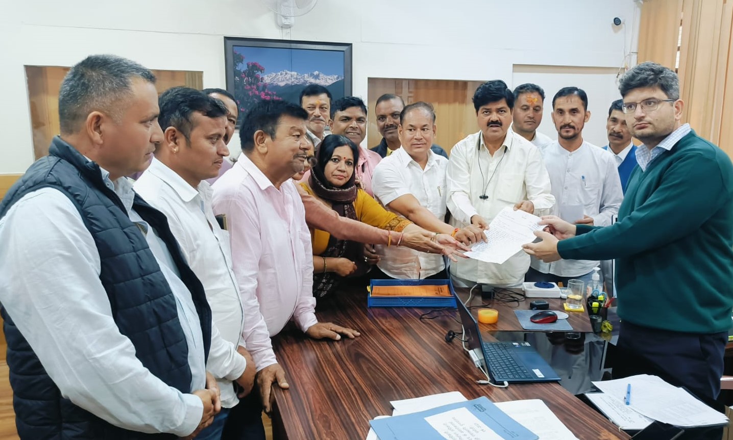 गोपेश्वर में जिलाधिकारी को ज्ञापन सौंपते हुए कांग्रेस कार्यकर्ता। गोपेश्वर में जिलाधिकारी को ज्ञापन सौंपते हुए कांग्रेस कार्यकर्ता।