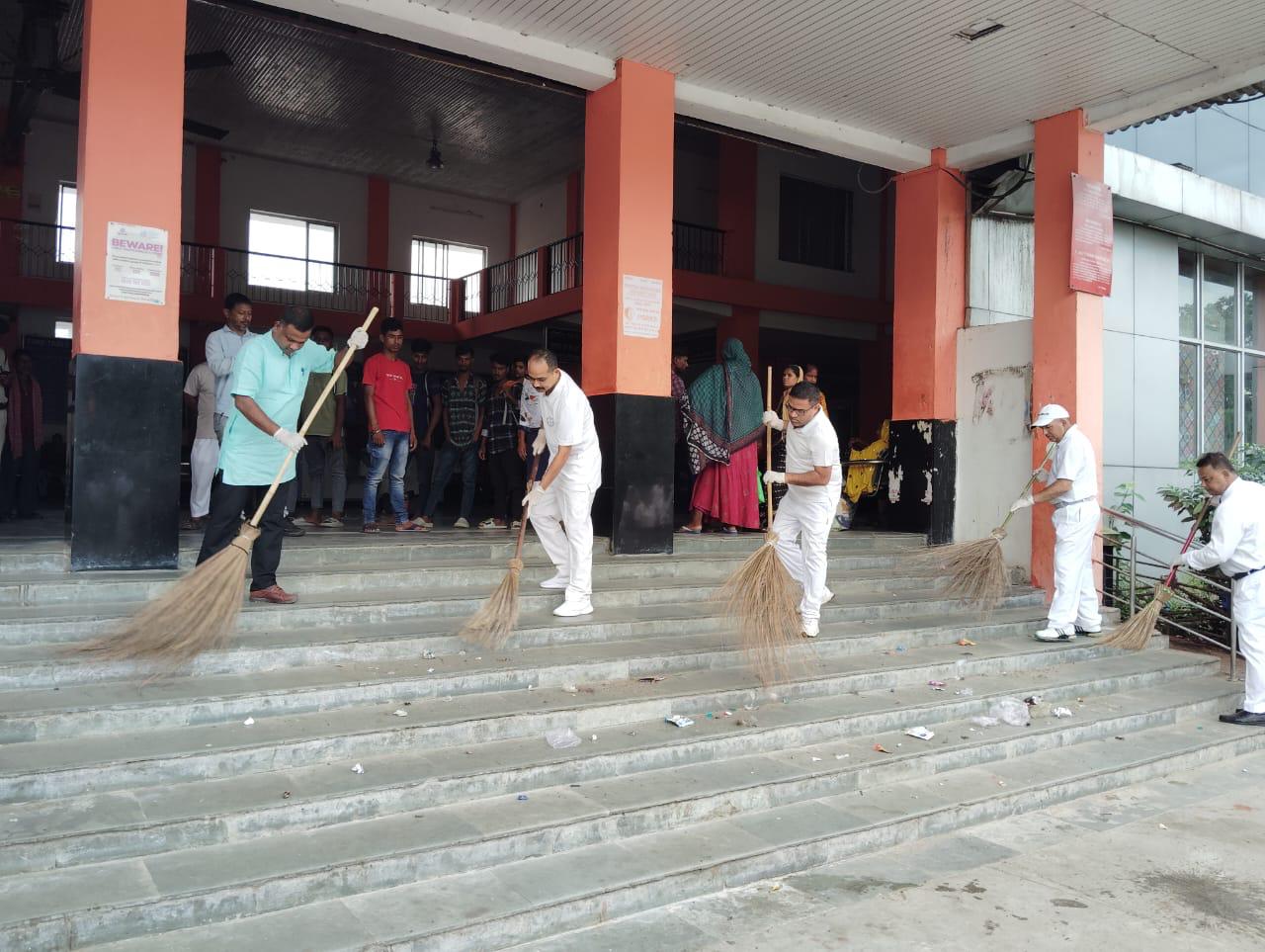 १५६ वाहिनी के रि पु बल के द्वारा न्यु बोंगाईगाव रेलवे स्टेशन पर सफाई कार्यक्रम का आयोजन ।