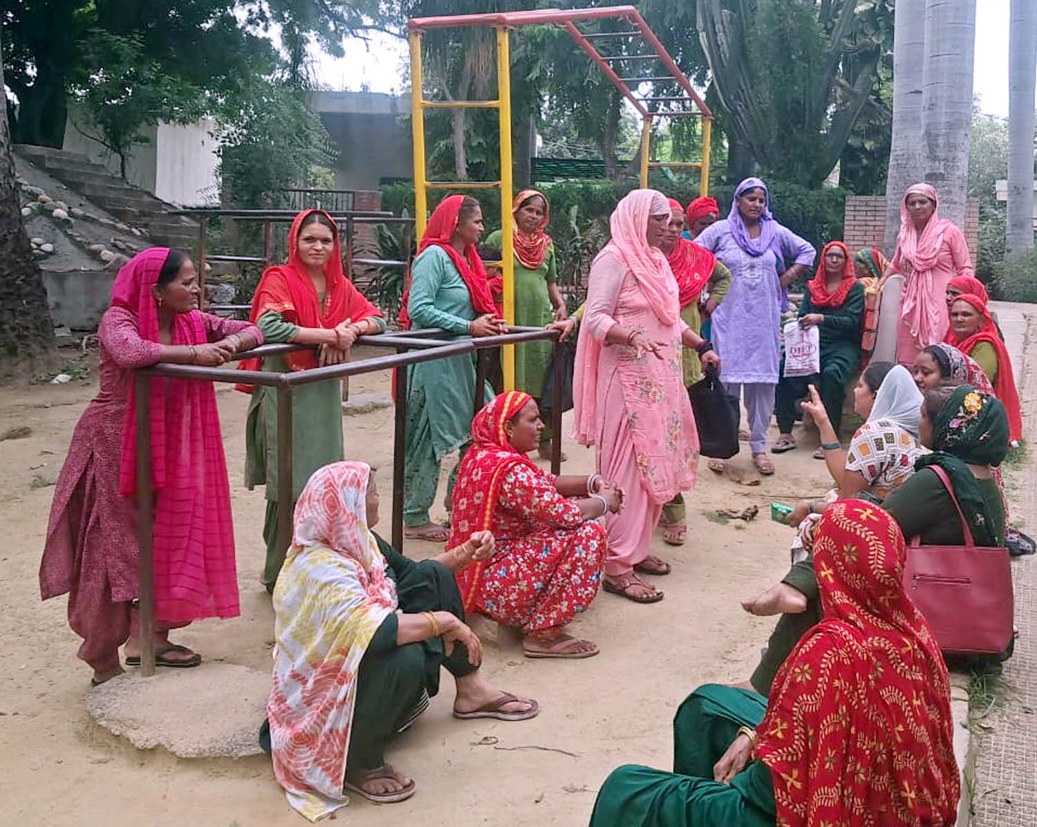 बैठक में भाग लेते हुए मिड-डे मील वर्कर। बैठक में भाग लेते हुए मिड-डे मील वर्कर।