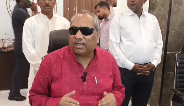 पत्रकाराें से बातचीत करते संजय निषाद पत्रकाराें से बातचीत करते संजय निषाद
