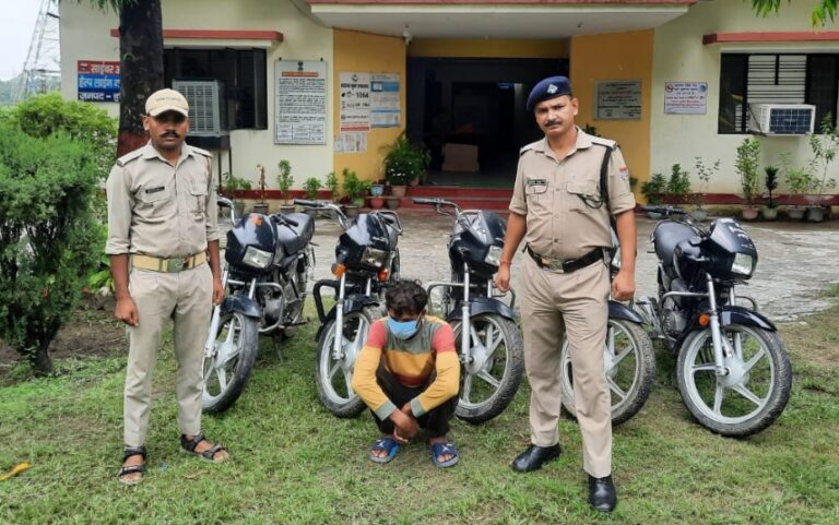 गिरफ्तार वाहन चोर व बरामद बाइक गिरफ्तार वाहन चोर व बरामद बाइक