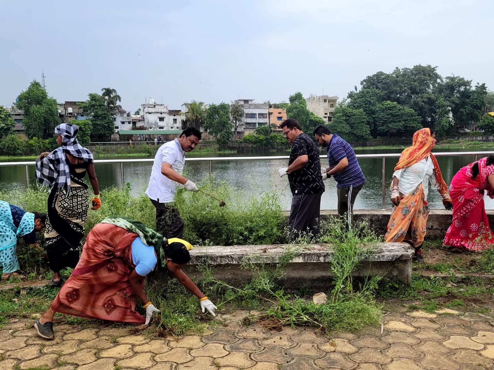 सेंचुरी गार्डन में श्रमदान करते हुए नगर निगम के अधिकारी-कर्मचारी, जनप्रतिनिधि व अन्य। सेंचुरी गार्डन में श्रमदान करते हुए नगर निगम के अधिकारी-कर्मचारी, जनप्रतिनिधि व अन्य।