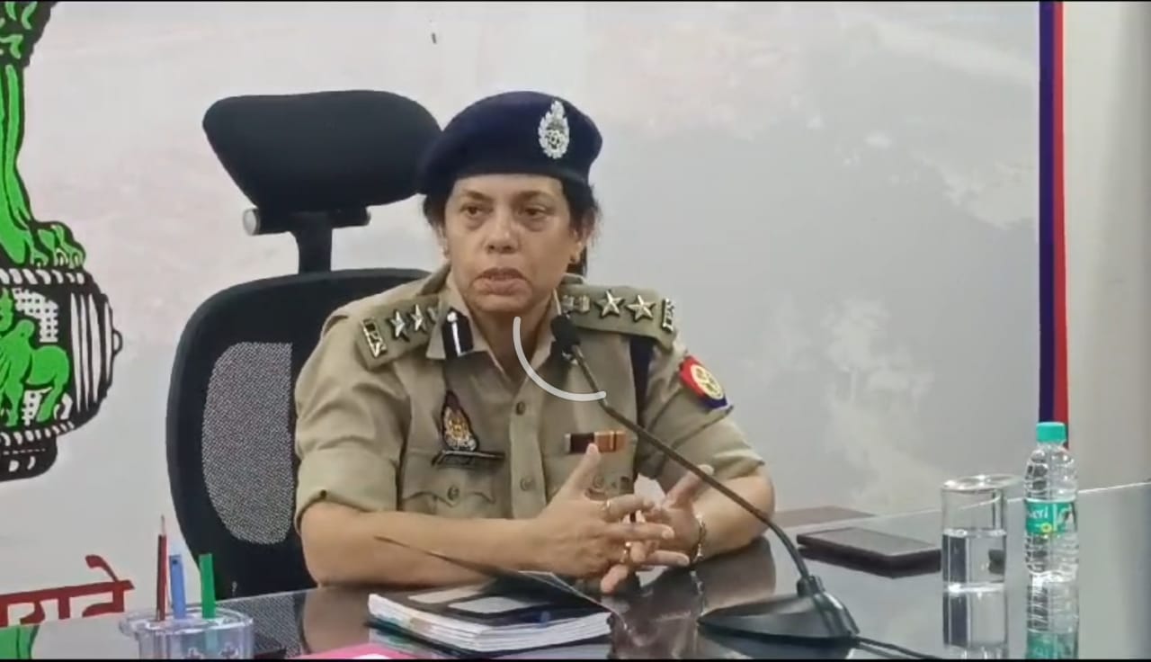 पत्रकारों से वार्ता करती सुधा सिंह पत्रकारों से वार्ता करती सुधा सिंह