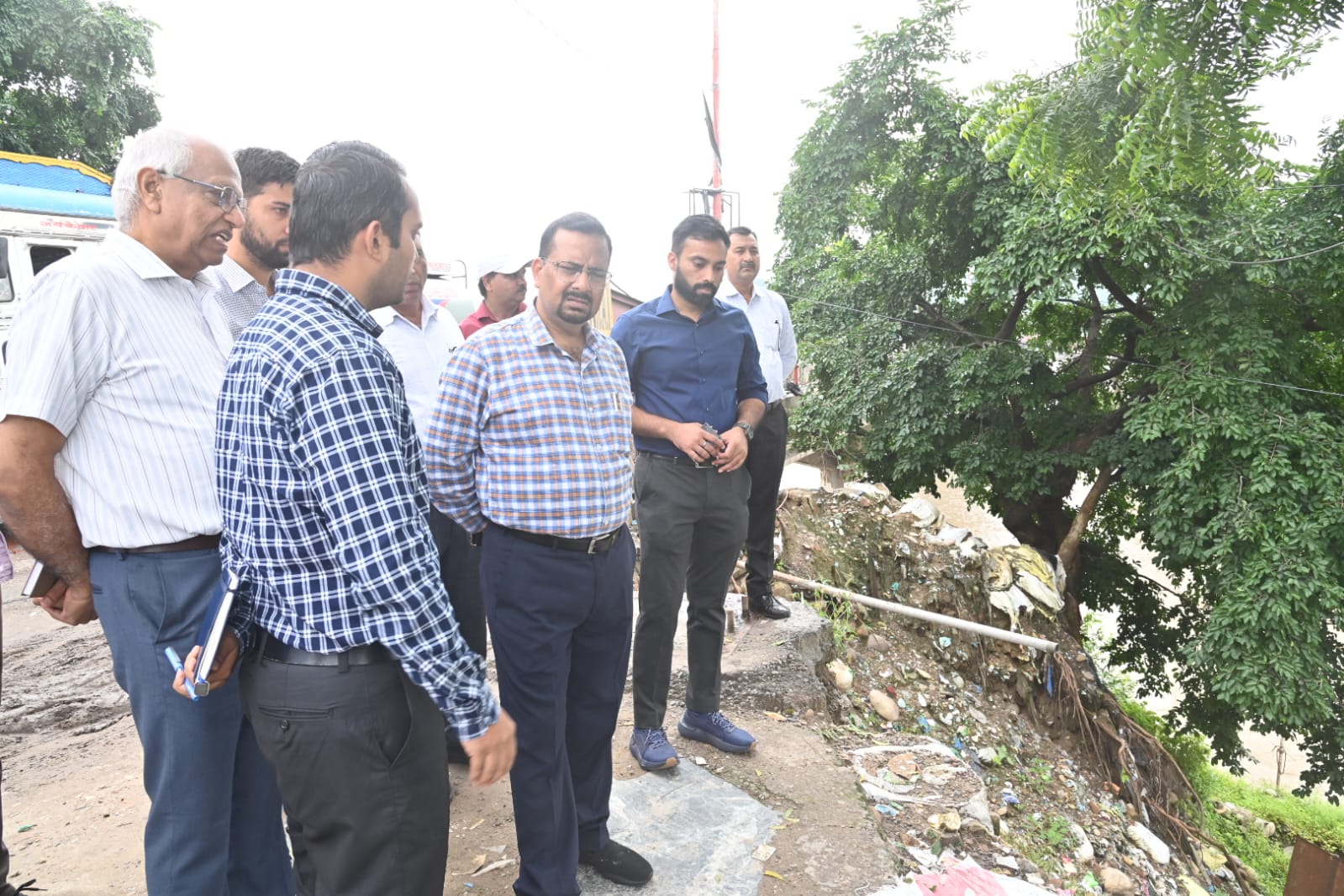जिलाधिकारी निरीक्षण करते हुए जिलाधिकारी निरीक्षण करते हुए