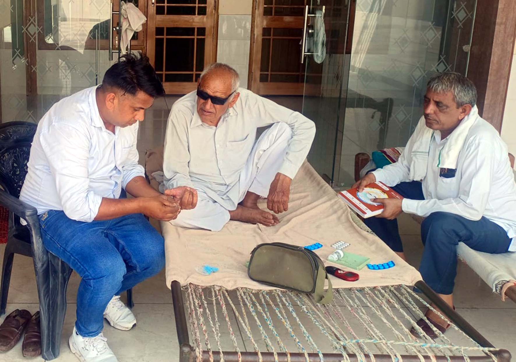 गावड़ में बुखार पीड़ित लोगों के ब्लड सैंपल लेते स्वास्थ्य विभाग कर्मचारी। गावड़ में बुखार पीड़ित लोगों के ब्लड सैंपल लेते स्वास्थ्य विभाग कर्मचारी।