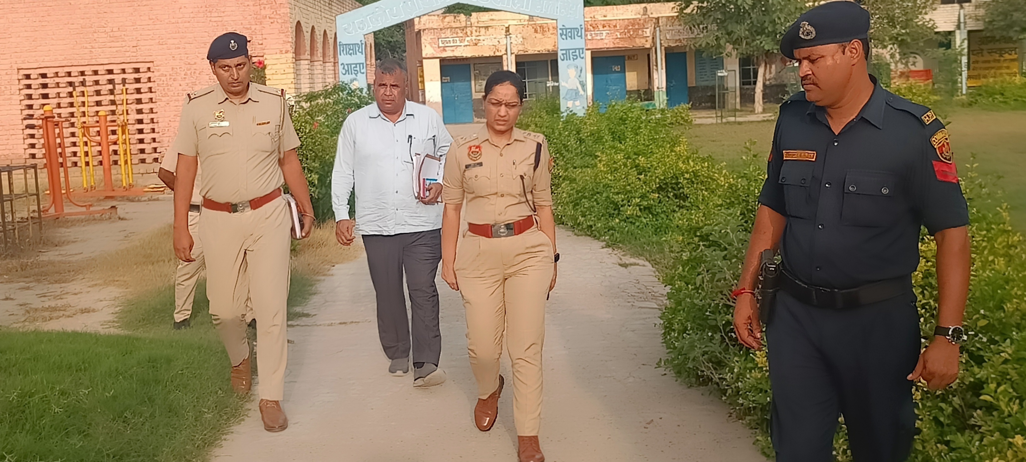 पुलिस अधीक्षक ने लिया मतदान बूथों की सुरक्षा का जायजा लेते पुलिस अधीक्षक ने लिया मतदान बूथों की सुरक्षा का जायजा लेते