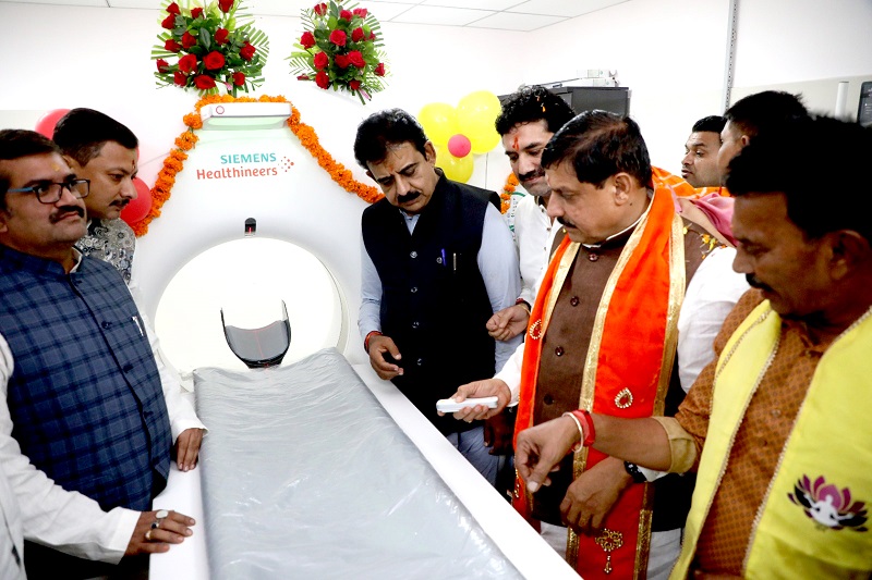 इंदौरः मुख्यमंत्री ने किया अत्याधुनिक 128 स्लाइस सी.टी. स्कैन मशीन का लोकार्पण इंदौरः मुख्यमंत्री ने किया अत्याधुनिक 128 स्लाइस सी.टी. स्कैन मशीन का लोकार्पण
