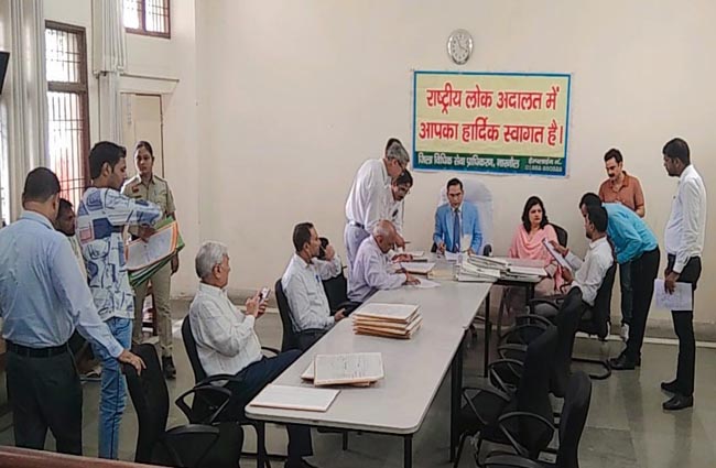 लोक अदालत में केसों का निपटारा करते न्यायाधीश। लोक अदालत में केसों का निपटारा करते न्यायाधीश।