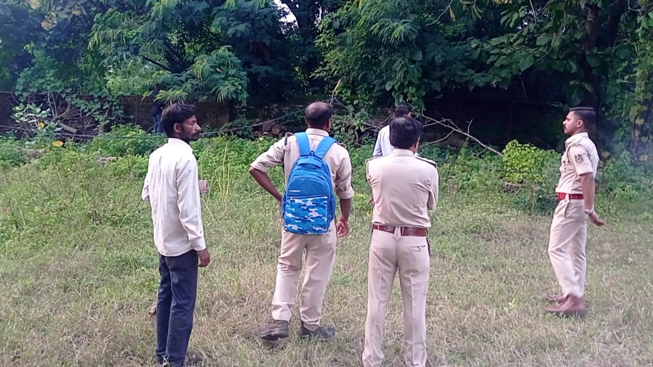 तेंदुए को ढूंढते हुए वन विभाग के अधिकारी-कर्मचारी।