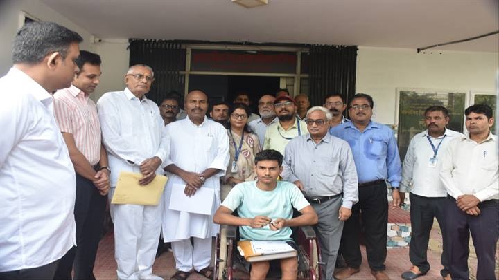 केन्द्रीय मंत्री डॉ. वीरेन्द्र कुमार ने जिला नि:शक्त पुर्नवास केन्द्र का किया निरीक्षण केन्द्रीय मंत्री डॉ. वीरेन्द्र कुमार ने जिला नि:शक्त पुर्नवास केन्द्र का किया निरीक्षण
