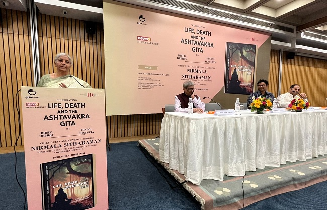 पुस्तिक का विमोचन के बाद कार्यक्रम को संबोधित करते हुए वित्त् मंत्री पुस्तिक का विमोचन के बाद कार्यक्रम को संबोधित करते हुए वित्त् मंत्री