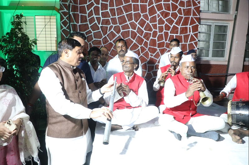 इंदौरः डेंटल कॉलेज में जब मुख्यमंत्री ने अचानक रोका अपना क़ाफ़िला इंदौरः डेंटल कॉलेज में जब मुख्यमंत्री ने अचानक रोका अपना क़ाफ़िला