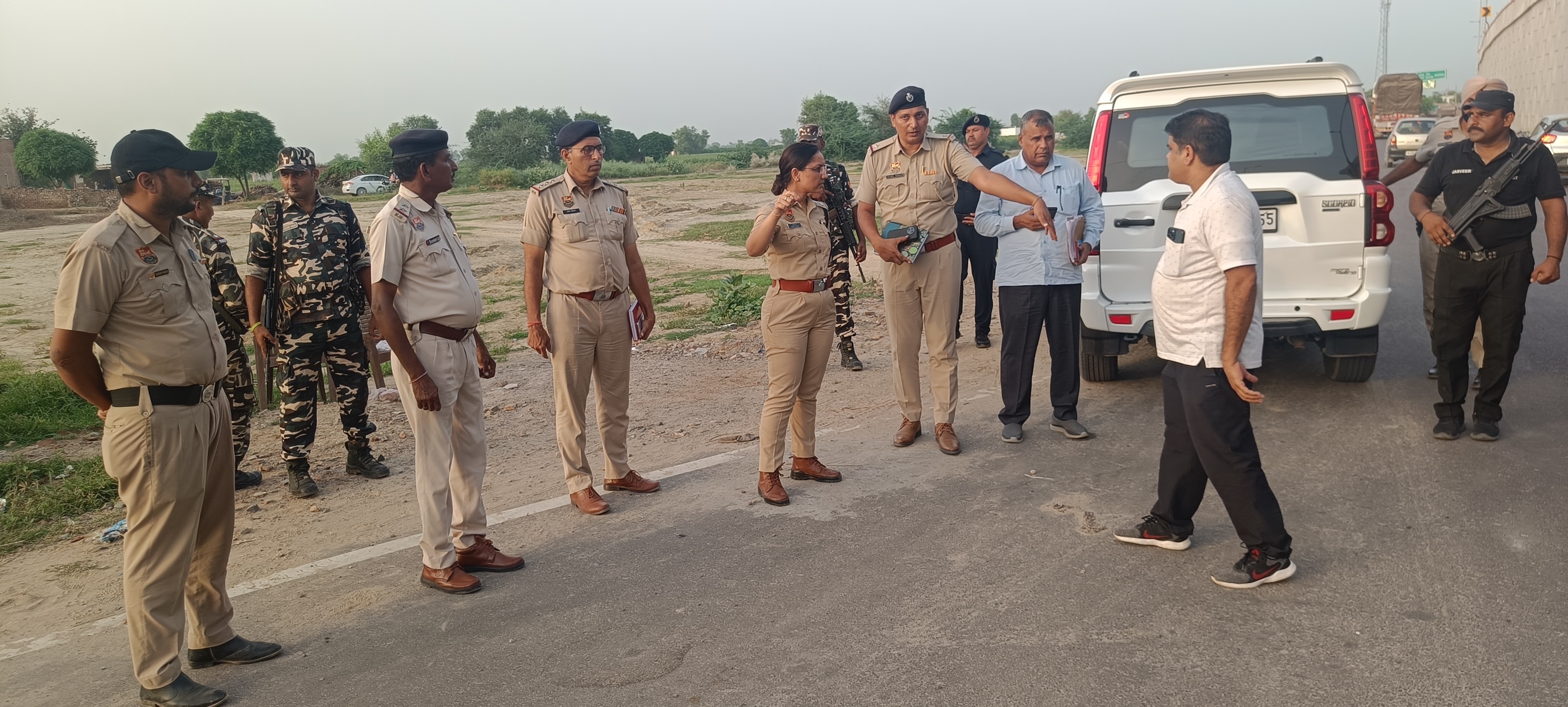 पुलिस अधीक्षक ने लिया मतदान बूथों की सुरक्षा का जायजा लेते पुलिस अधीक्षक ने लिया मतदान बूथों की सुरक्षा का जायजा लेते