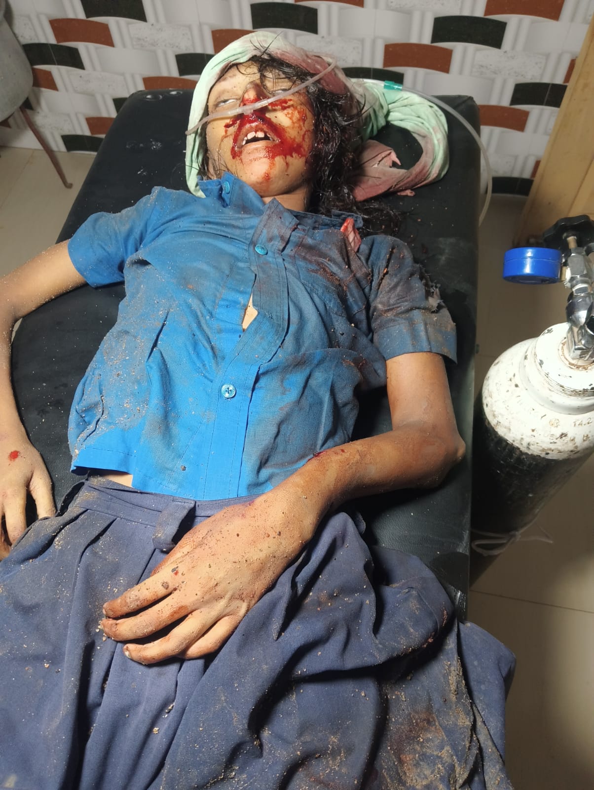 सड़क दुर्घटना मे घायल छात्राओं की तस्वीर सड़क दुर्घटना मे घायल छात्राओं की तस्वीर