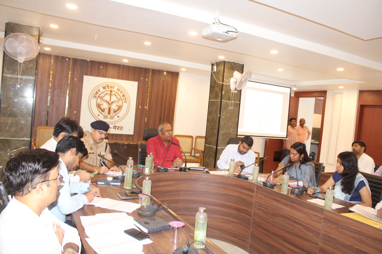 समीक्षा बैठक करते मत्स्यपालन मंत्री संजय निषाद समीक्षा बैठक करते मत्स्यपालन मंत्री संजय निषाद