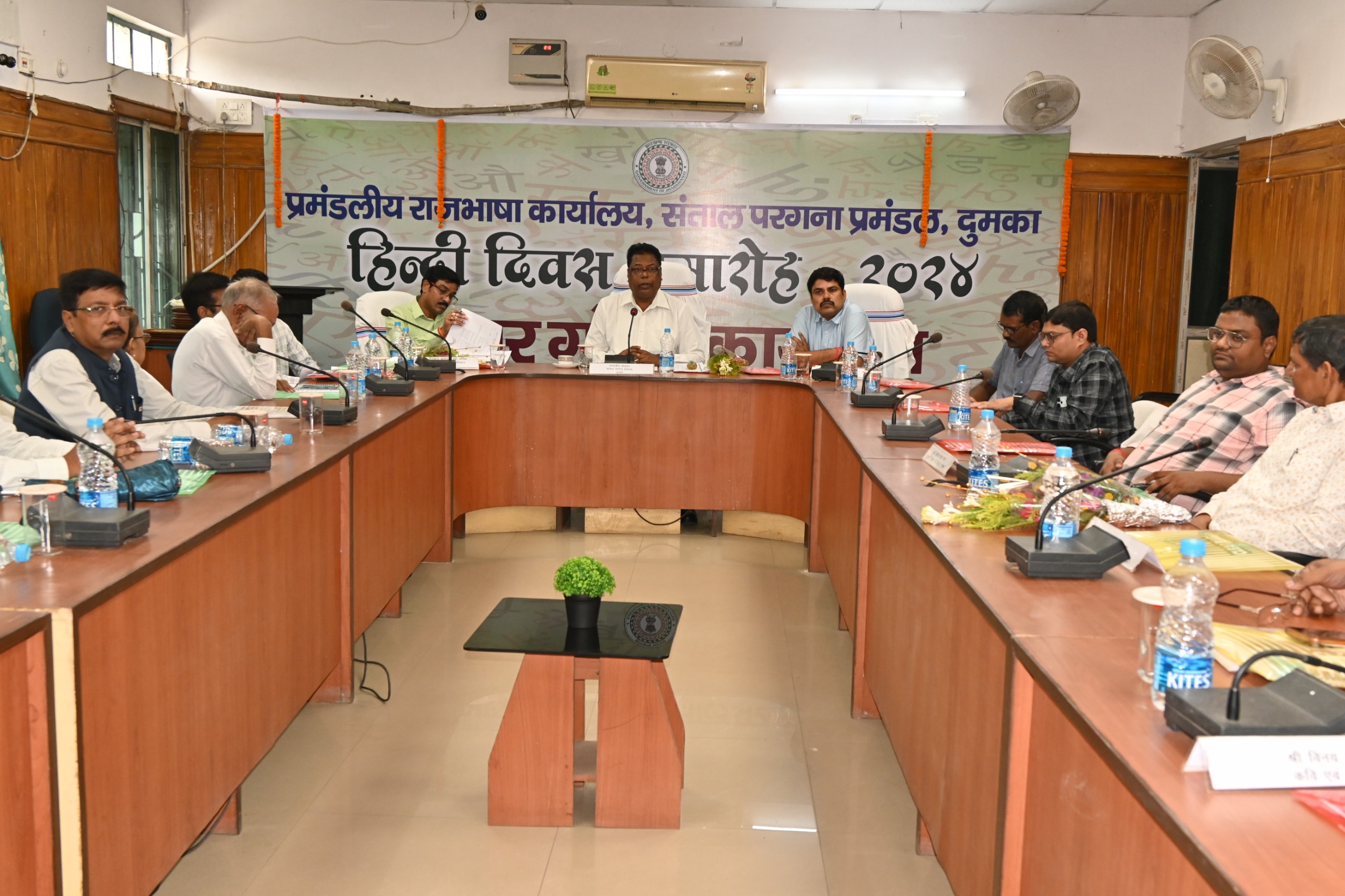 कवि सम्मेलन में उपस्थित आयुक्त व अन्य कवि सम्मेलन में उपस्थित आयुक्त व अन्य