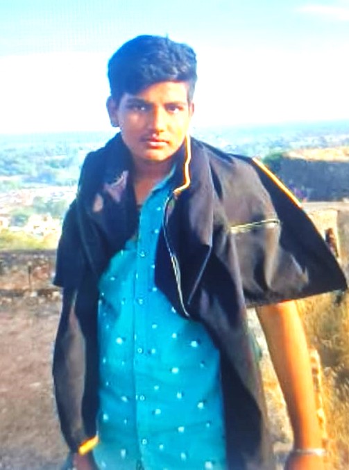 कोटड़ी में चारभुजा नाथ दर्शन के दौरान हादसा तालाब में डूबे दो दोस्त, एक की मौत, दूसरे का इलाज जारी कोटड़ी में चारभुजा नाथ दर्शन के दौरान हादसा तालाब में डूबे दो दोस्त, एक की मौत, दूसरे का इलाज जारी