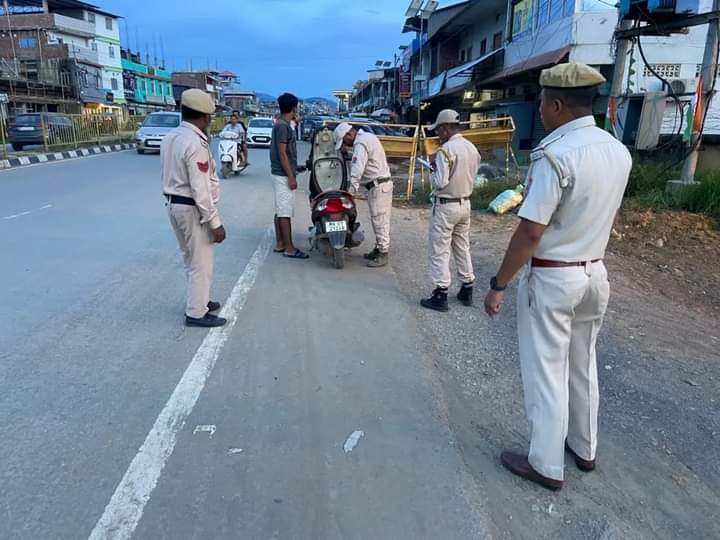 मणिपुर: इंफाल पूर्व और इंफाल पश्चिम जिलों में कर्फ्यू में दी गई छूट के बीच तलाशी अभियान चला रहे सुरक्षा बलों की तस्वीर। मणिपुर: इंफाल पूर्व और इंफाल पश्चिम जिलों में कर्फ्यू में दी गई छूट के बीच तलाशी अभियान चला रहे सुरक्षा बलों की तस्वीर।
