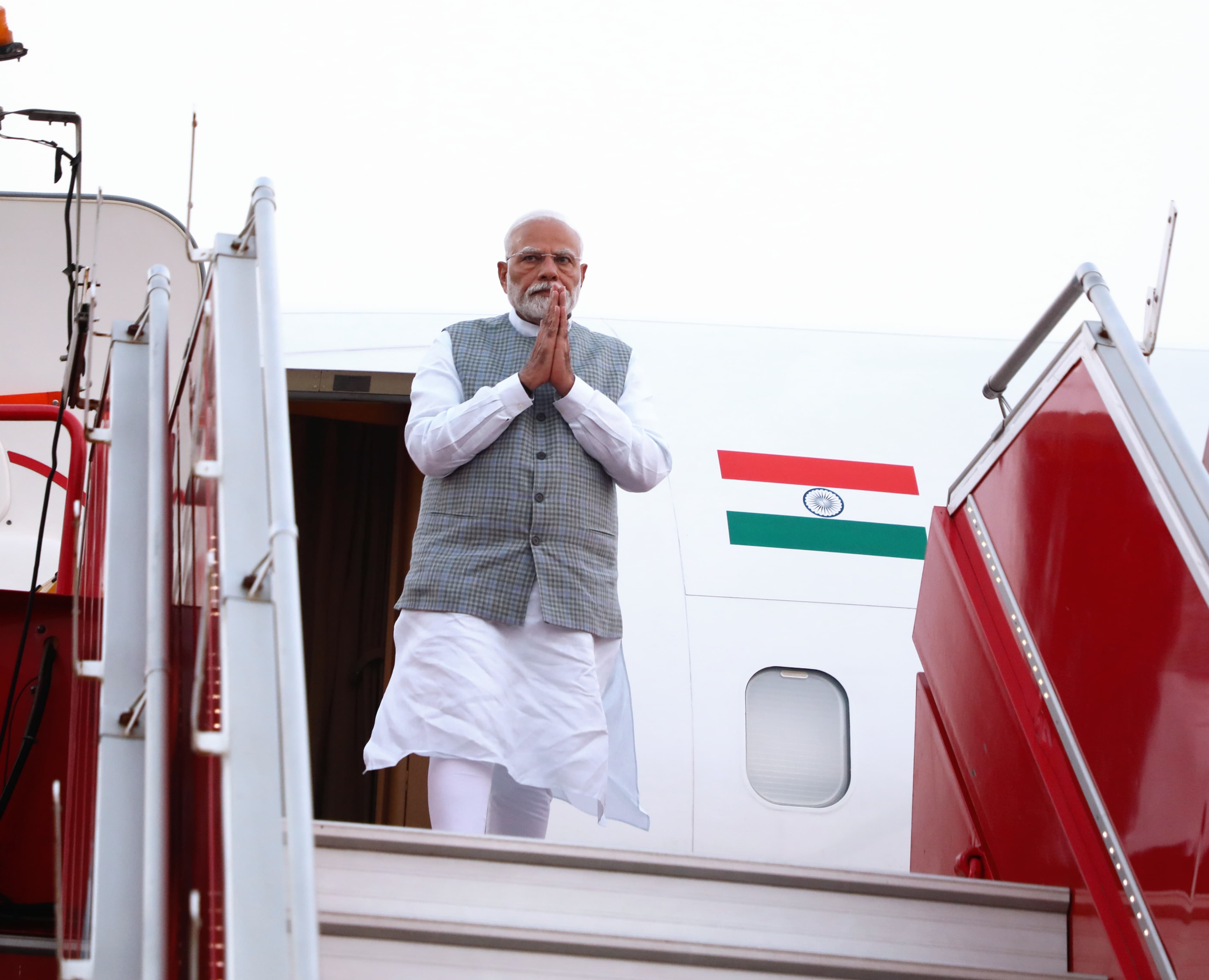 अहमदाबाद हवाईअड्डे पर प्रधानमंत्री नरेन्द्र मोदी अहमदाबाद हवाईअड्डे पर प्रधानमंत्री नरेन्द्र मोदी