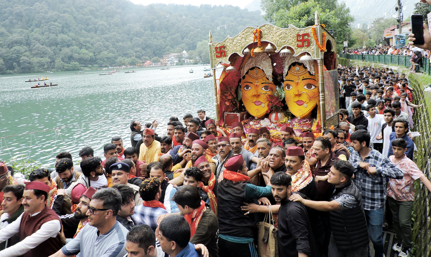 शोभायात्रा में शामिल माता नंदा-सुनंदा का डोला। शोभायात्रा में शामिल माता नंदा-सुनंदा का डोला।