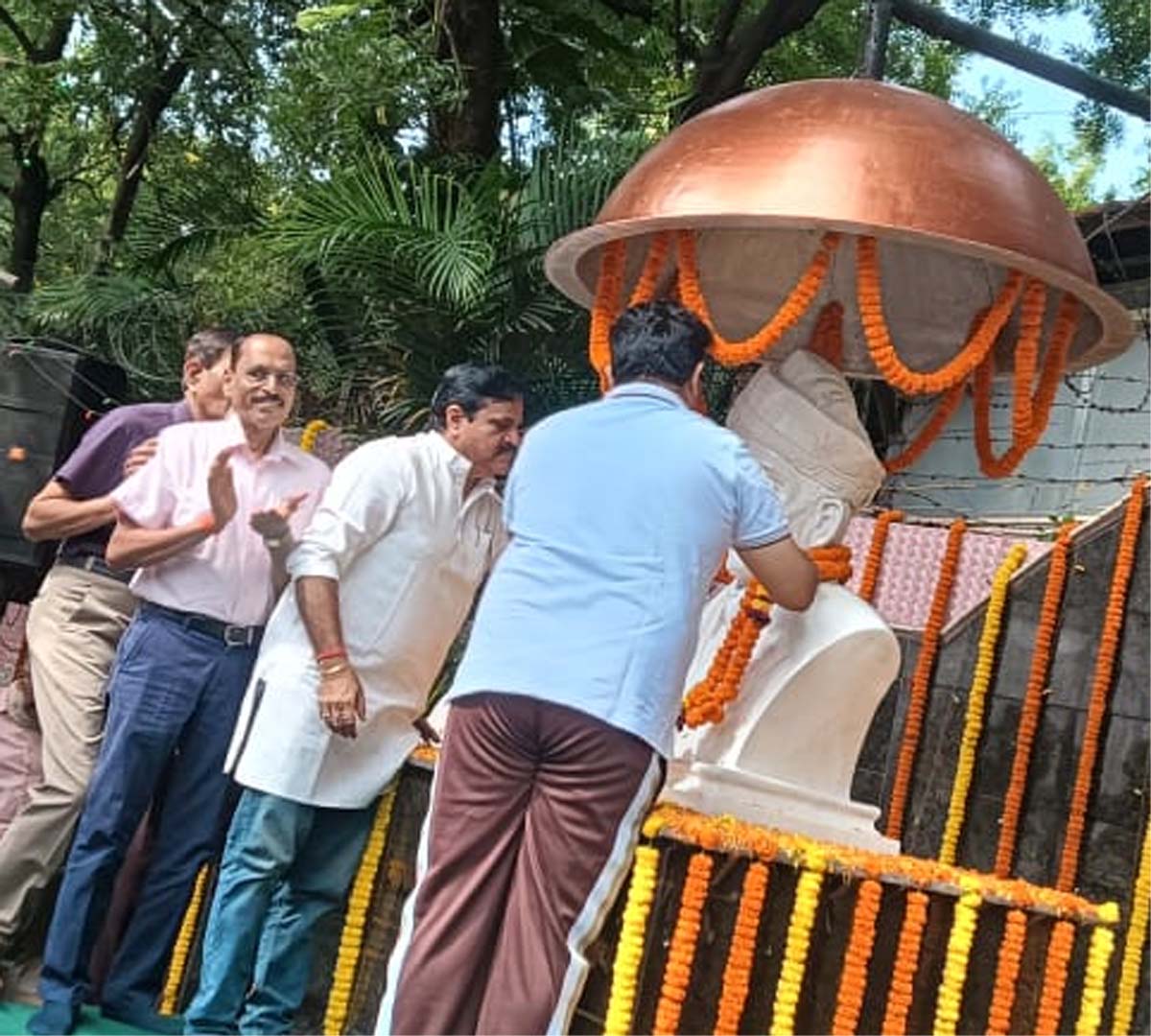महापौर एजाज ढेबर डॉक्टर मोक्षगुंडम विश्वेश्वरेय्या श्रद्धासुमन अर्पित करते हुए महापौर एजाज ढेबर डॉक्टर मोक्षगुंडम विश्वेश्वरेय्या श्रद्धासुमन अर्पित करते हुए