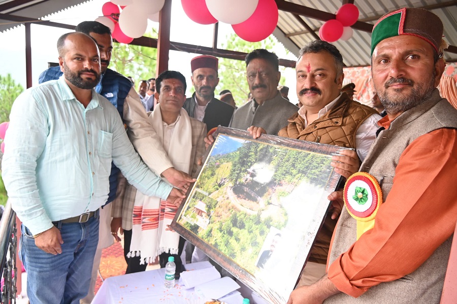 शिक्षा मंत्री रोहित ठाकुर ठियाेग में मेले के समापन अवसर पर शिक्षा मंत्री रोहित ठाकुर ठियाेग में मेले के समापन अवसर पर