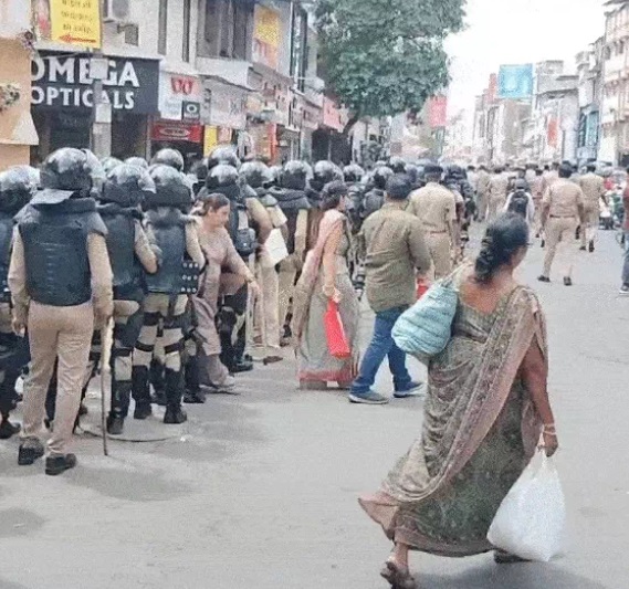 सूरत के कोट क्षेत्र में फ्लैग मार्च करते पुलिसकर्मी सूरत के कोट क्षेत्र में फ्लैग मार्च करते पुलिसकर्मी