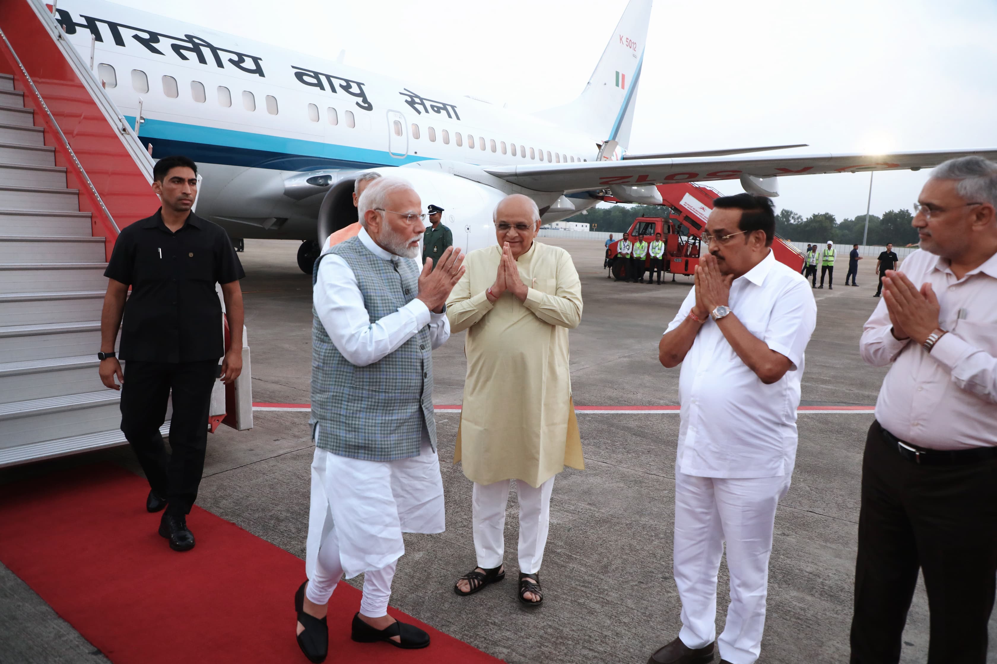 प्रधानमंत्री नरेन्द्र मोदी का स्वागत करते केन्द्रीय मंत्री सी आर पाटिल प्रधानमंत्री नरेन्द्र मोदी का स्वागत करते केन्द्रीय मंत्री सी आर पाटिल