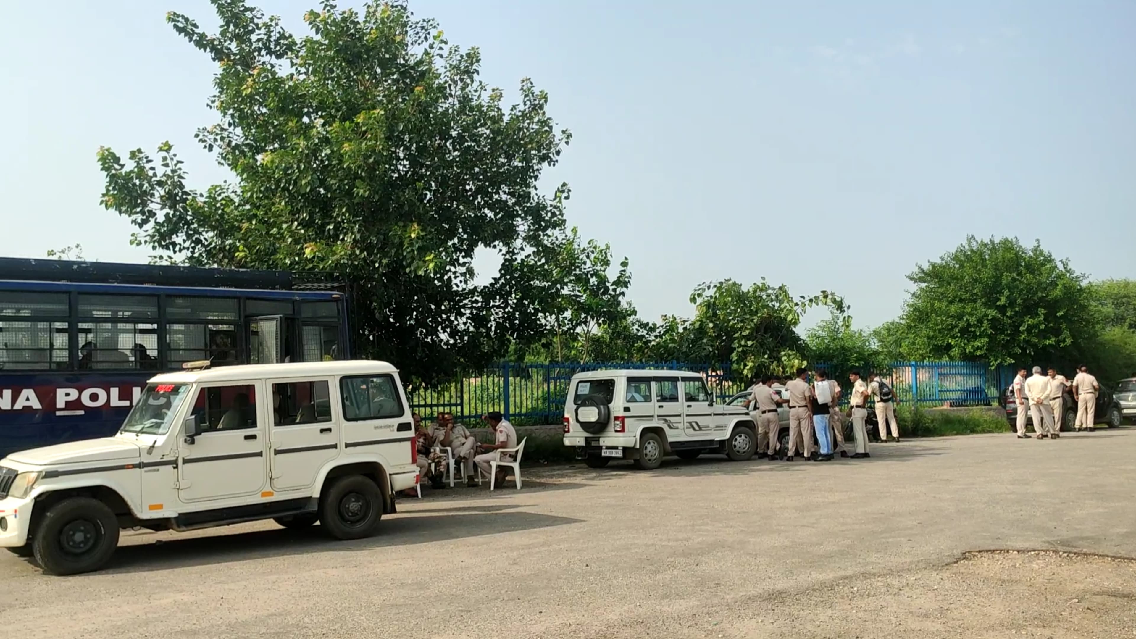 अतिरिक्त मंडी के गेट पर तैनात पुलिस बल। अतिरिक्त मंडी के गेट पर तैनात पुलिस बल।