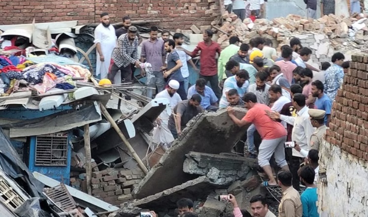 तीन मंजिला मकान गिरने के बाद जुटे लाेग तीन मंजिला मकान गिरने के बाद जुटे लाेग