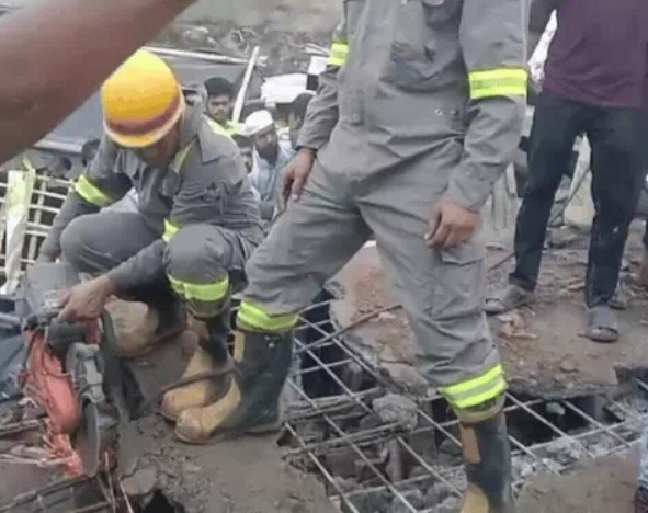 बचाव में जुटे एनडीआरएफ के जवान बचाव में जुटे एनडीआरएफ के जवान