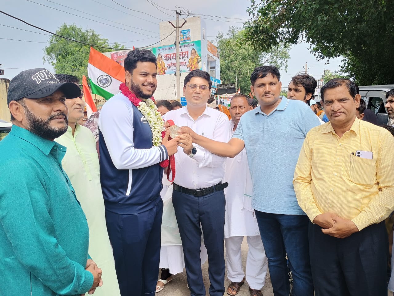 बहादुरगढ़ में रविवार को पैरा ओलंपिक में रजत पदक विजेता खिलाडी योगेश कथूनिया का स्वागत करते नायब तहसीलदार रविंद्र कुमार। बहादुरगढ़ में रविवार को पैरा ओलंपिक में रजत पदक विजेता खिलाडी योगेश कथूनिया का स्वागत करते नायब तहसीलदार रविंद्र कुमार।