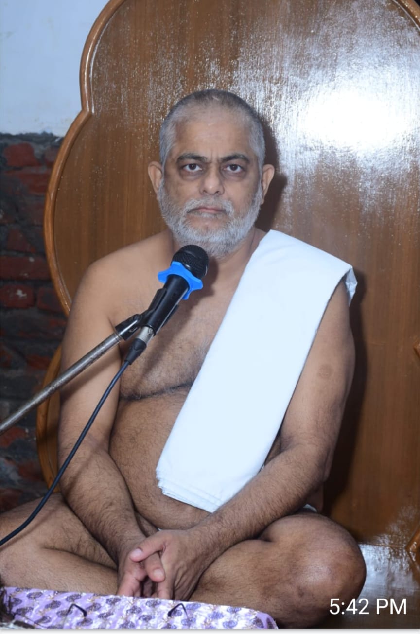 श्री दिगम्बर जैन मंदिर पर्यूषण पर्व के आठवें दिन श्रद्धालुओं को संबोधित करते समर्पण सागर महाराज। श्री दिगम्बर जैन मंदिर पर्यूषण पर्व के आठवें दिन श्रद्धालुओं को संबोधित करते समर्पण सागर महाराज।