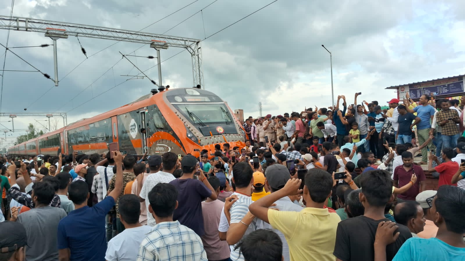 स्टेशन पर जुटी भीड़ स्टेशन पर जुटी भीड़