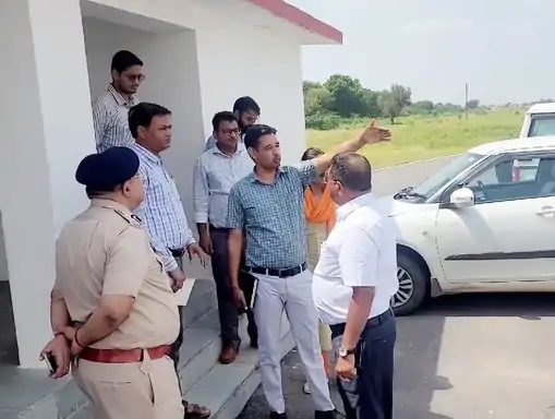 हवाई पट्टी का निरिक्षण करते अधिकारी