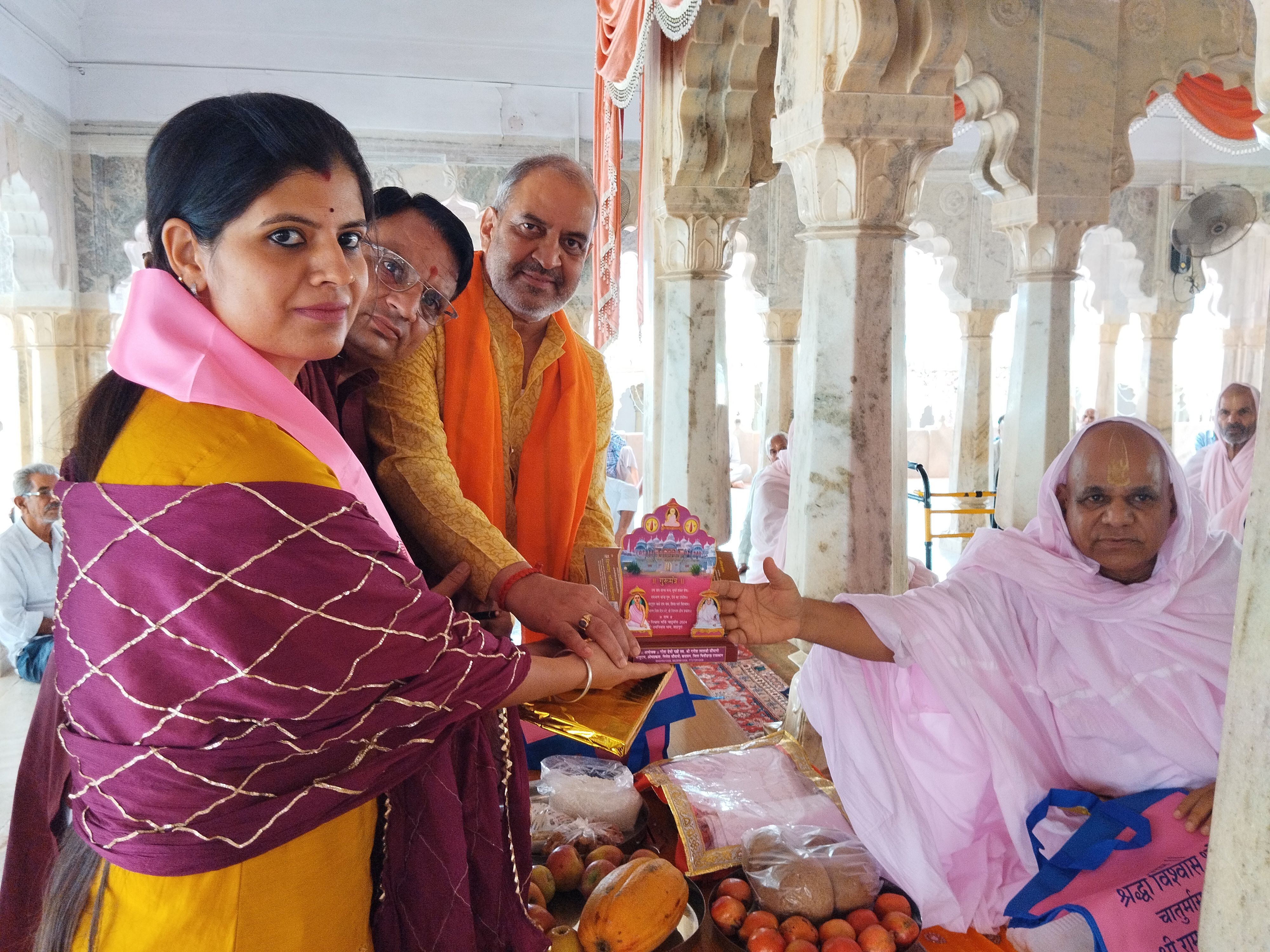 महाप्रभु रामचरणजी महाराज पर डा. अंकिता दाधीच की पुस्तक का आचार्यश्री द्वारा लोकार्पण 3