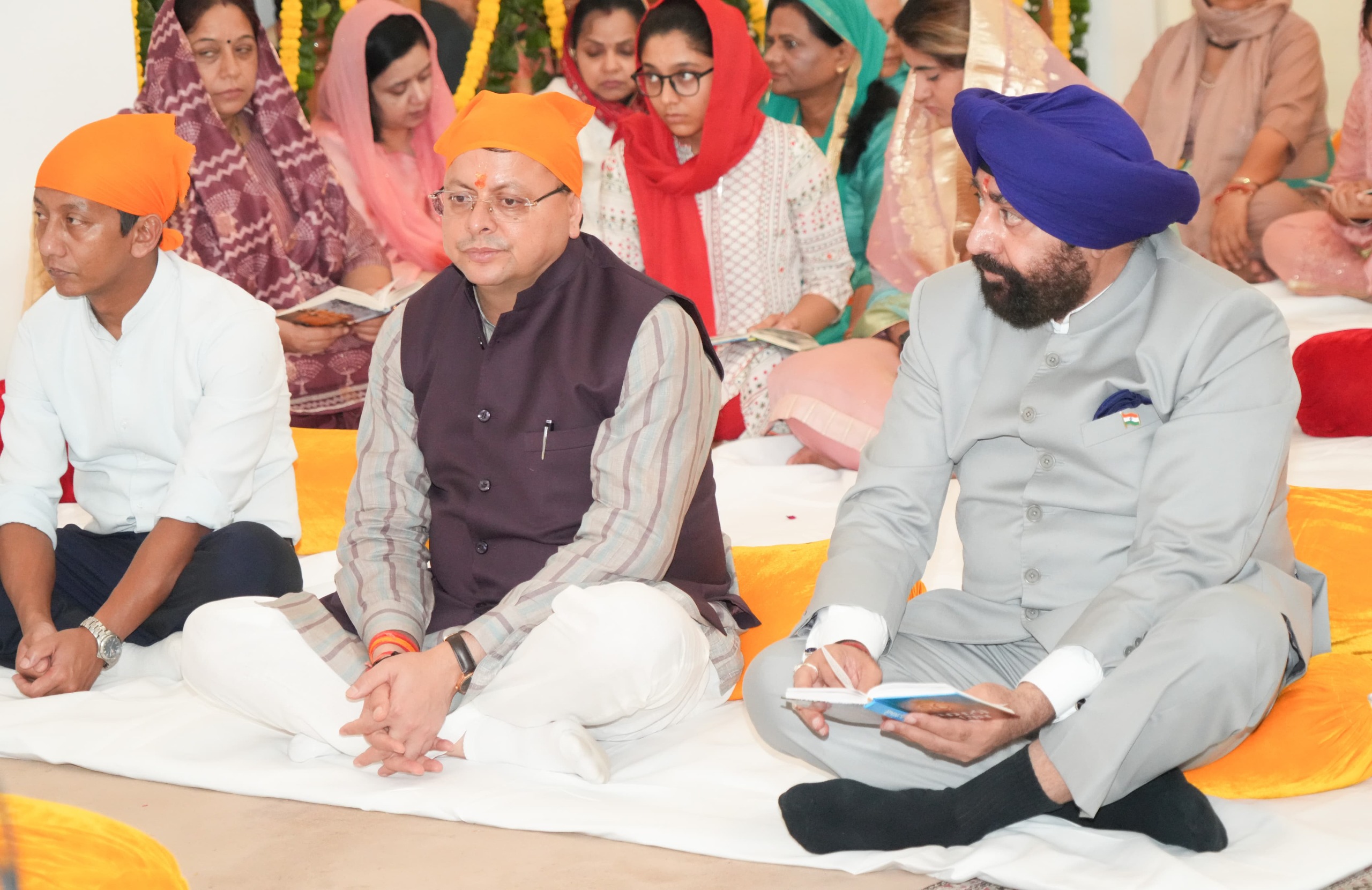 राजभवन में अखंड पाठ में मुख्यमंत्री पुष्कर सिंह धामी व राज्यपाल गुरमीत सिंह। राजभवन में अखंड पाठ में मुख्यमंत्री पुष्कर सिंह धामी व राज्यपाल गुरमीत सिंह।