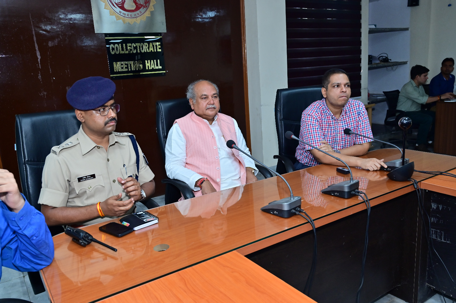 अति वर्षा से हुए नुकसान पर चर्चा करते विधानसभा अध्यक्ष नरेन्द्र सिंह तोमर अति वर्षा से हुए नुकसान पर चर्चा करते विधानसभा अध्यक्ष नरेन्द्र सिंह तोमर