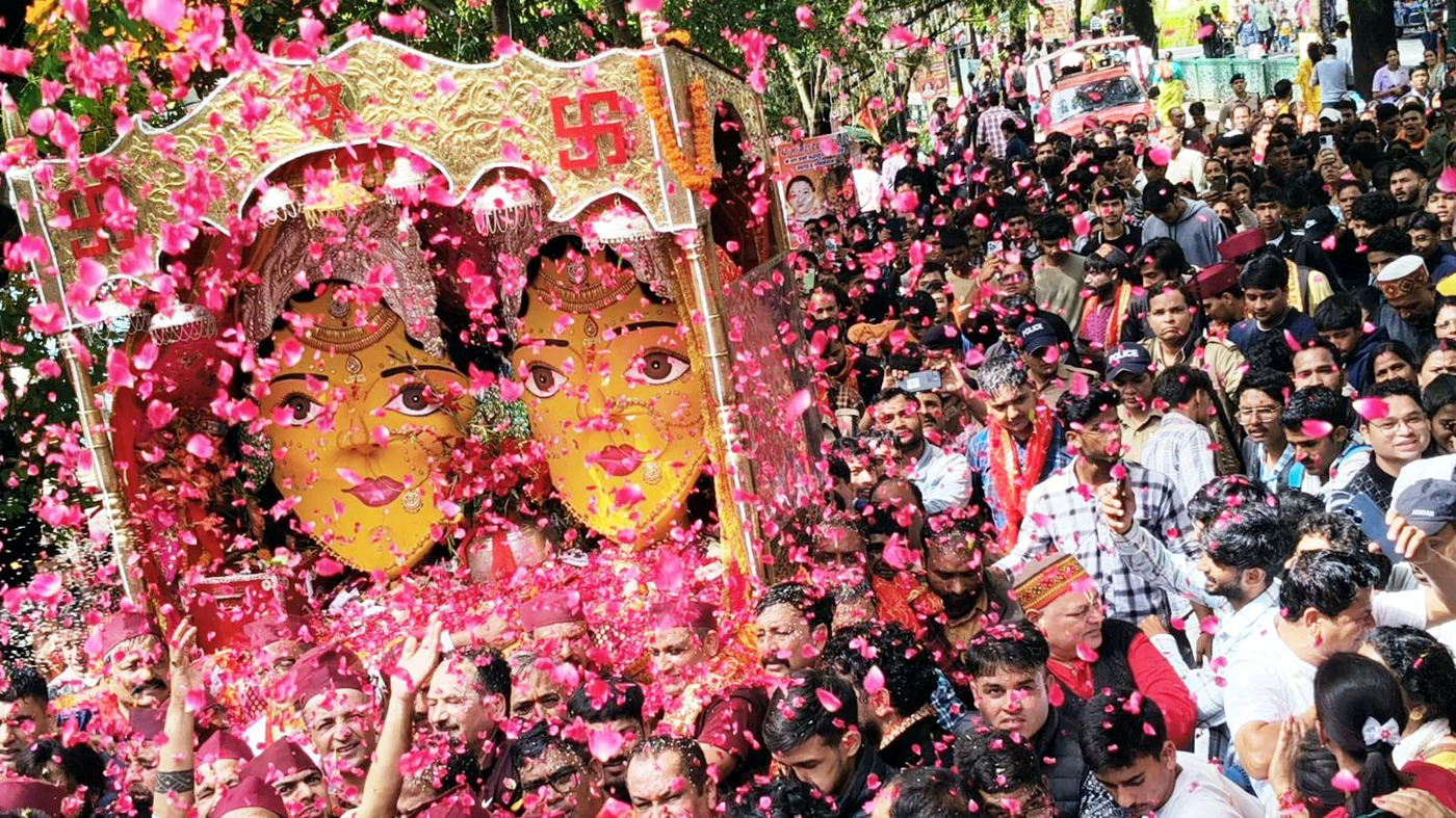 पुष्पवर्षा के बीच निकलती माता नंदा-सुनंदा की शोभायात्रा। पुष्पवर्षा के बीच निकलती माता नंदा-सुनंदा की शोभायात्रा।