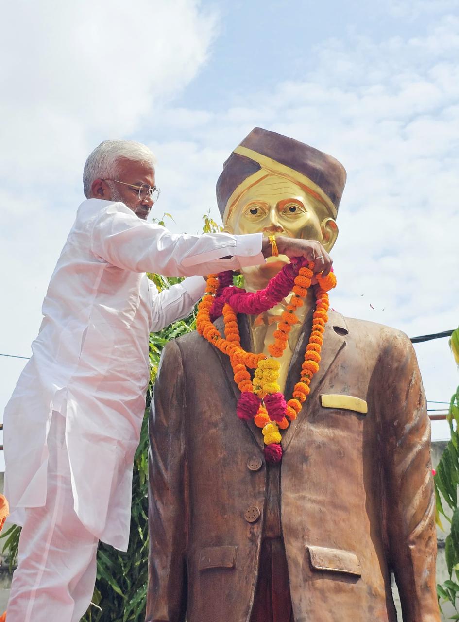 जलशक्ति मंत्री माल्यार्पण किया जलशक्ति मंत्री माल्यार्पण किया