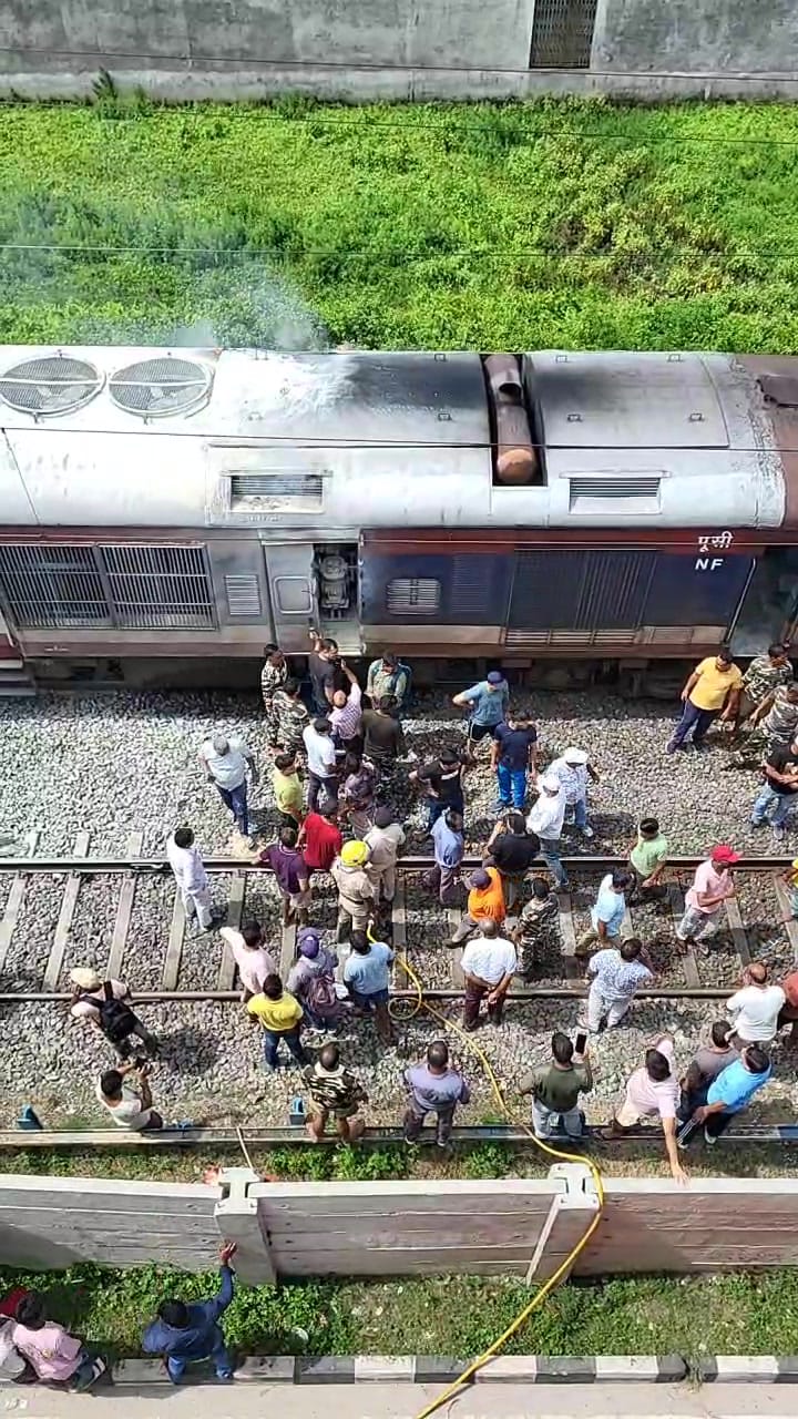 राधिकापुर सिलीगुड़ी डीएमयू ट्रेन में लगी आग राधिकापुर सिलीगुड़ी डीएमयू ट्रेन में लगी आग