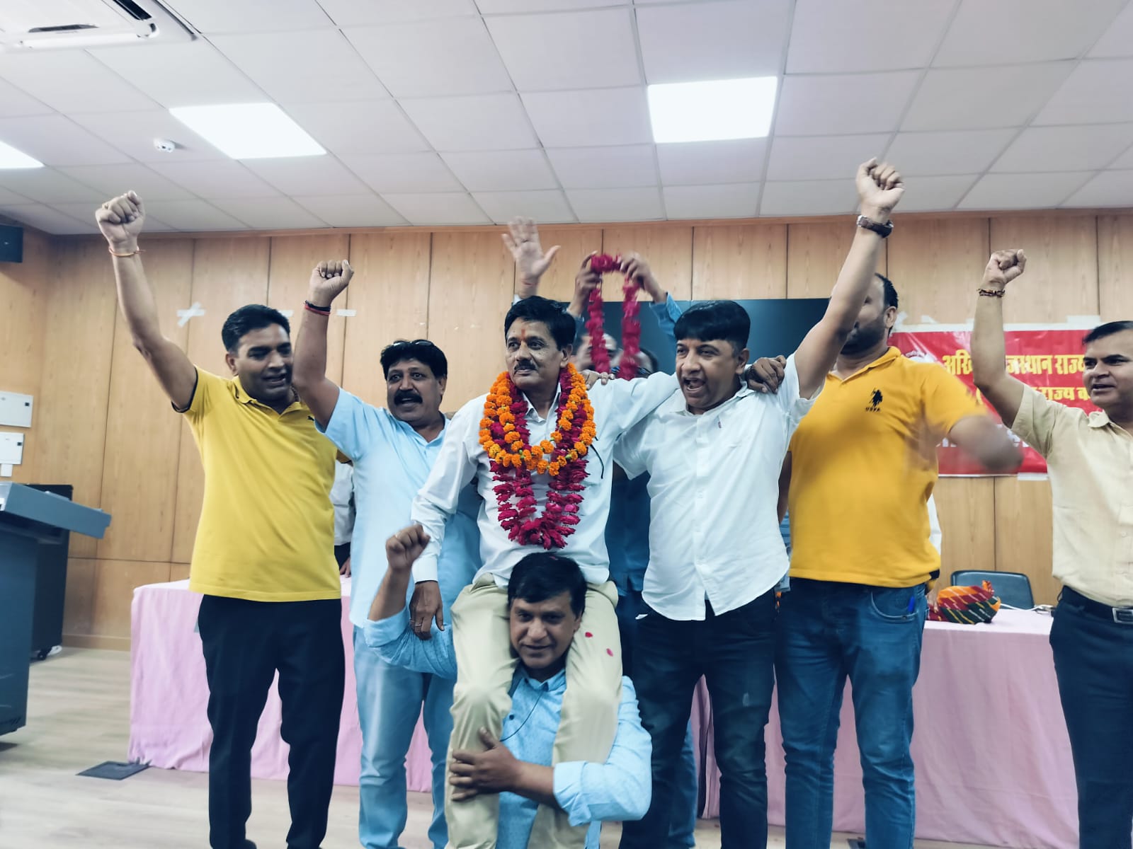 कर्मचारी महासंघ के चुनाव संपन्न राजेंद्र राणा पुनः निर्विरोध प्रदेश अध्यक्ष निर्वाचित कर्मचारी महासंघ के चुनाव संपन्न राजेंद्र राणा पुनः निर्विरोध प्रदेश अध्यक्ष निर्वाचित