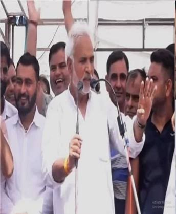 सांसद जयप्रकाश लिपस्टिक पाउडर का बयान देते हुए सांसद जयप्रकाश लिपस्टिक पाउडर का बयान देते हुए