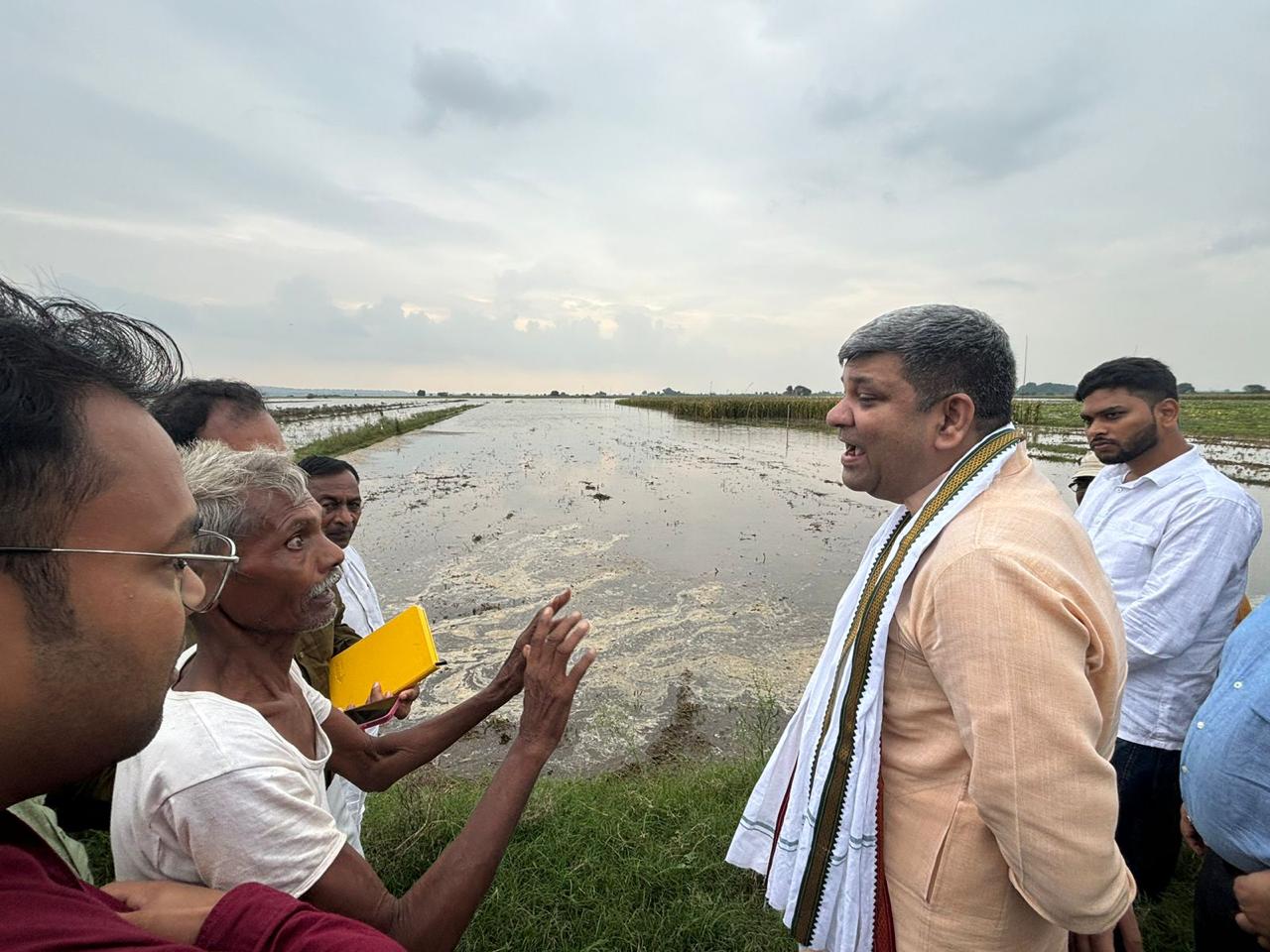 किसान से उसकी समस्या की जानकारी लेते कैबिनेट मंत्री आशीष पटेल किसान से उसकी समस्या की जानकारी लेते कैबिनेट मंत्री आशीष पटेल
