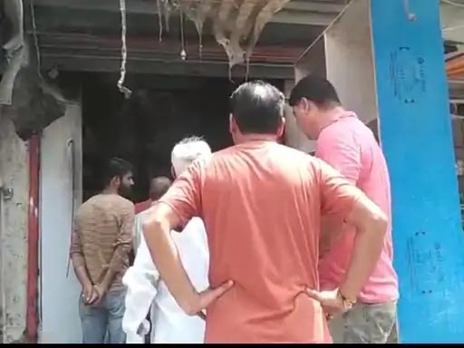 मौके पर मौजूद लोग। मौके पर मौजूद लोग।