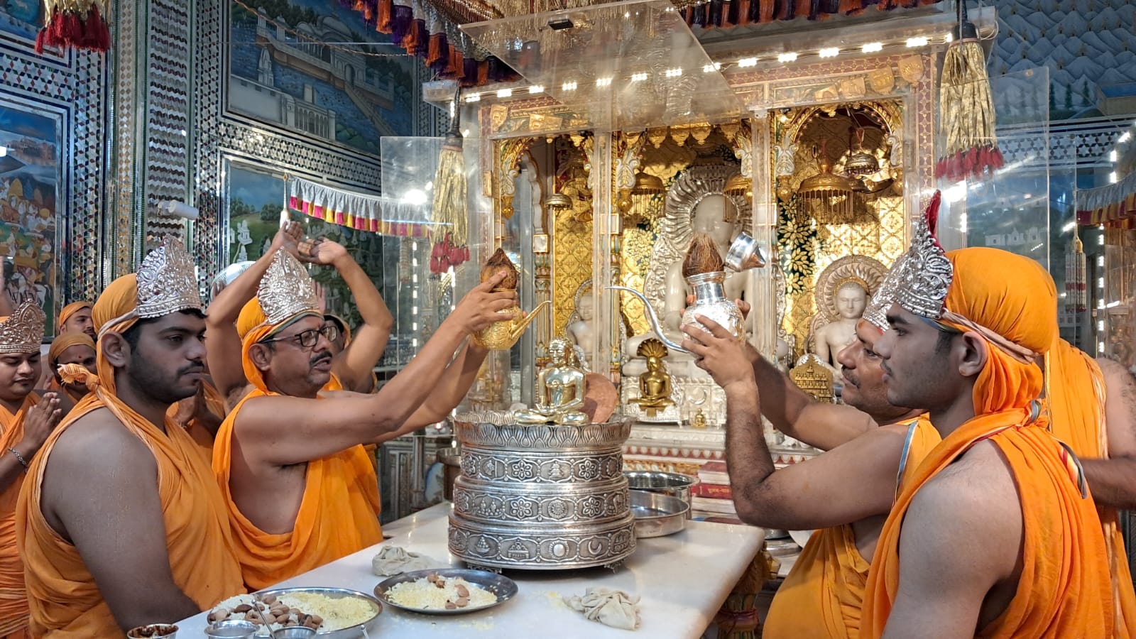 श्री दिगम्बर जैन मंदिर पर्यूषण पर्व के आठवें दिन पूजा अर्चना करते श्रद्धालु। श्री दिगम्बर जैन मंदिर पर्यूषण पर्व के आठवें दिन पूजा अर्चना करते श्रद्धालु।