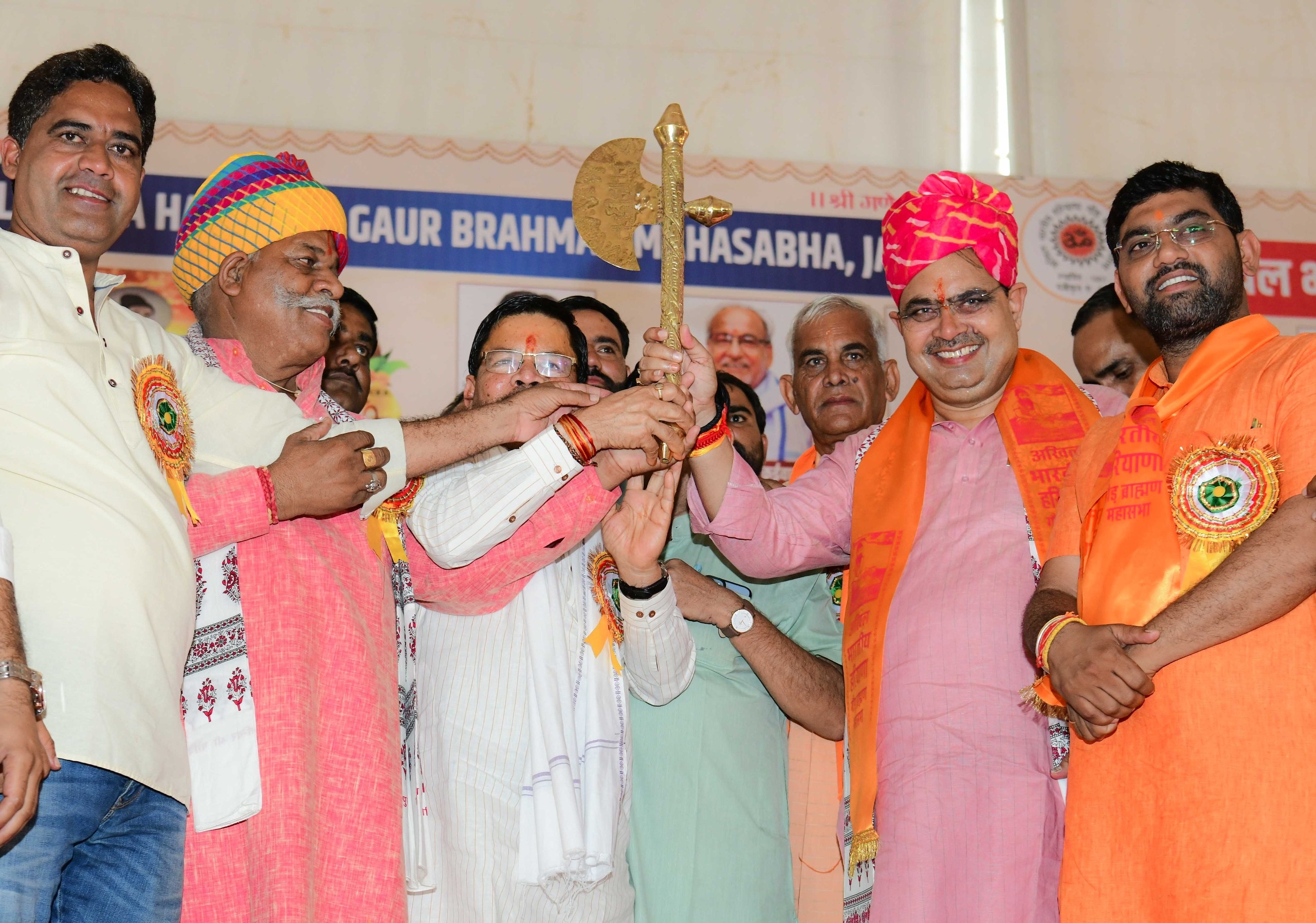 अखिल भारतीय हरियाणा गौड़ ब्राह्मण महासभा जयपुर की ओर से आयोजित सामूहिक गोठ एवं प्रतिभा सम्मान समारोह को सम्बोधित करते सीएम अखिल भारतीय हरियाणा गौड़ ब्राह्मण महासभा जयपुर की ओर से आयोजित सामूहिक गोठ एवं प्रतिभा सम्मान समारोह को सम्बोधित करते सीएम